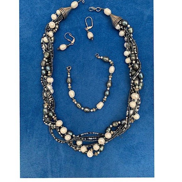 Jewelry - 💎HP Weekend Basics💎Twisted Pearls - Necklace set